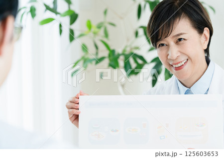 食事指導をする管理栄養士 125603653