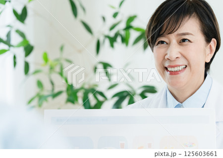 食事指導をする管理栄養士 125603661