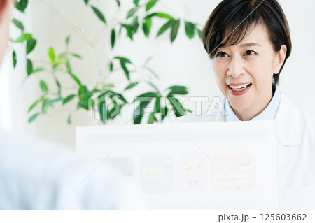 食事指導をする管理栄養士 食事指導をする管理栄養士 125603662