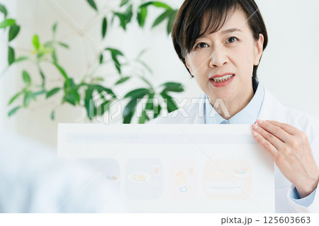 食事指導をする管理栄養士 食事指導をする管理栄養士 125603663