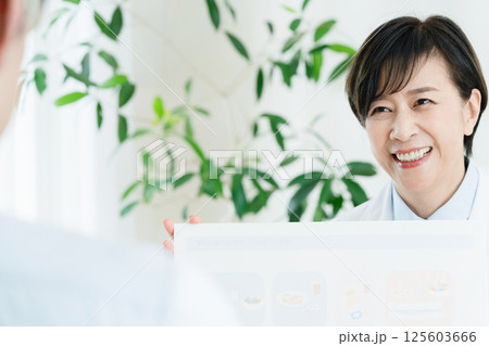 食事指導をする管理栄養士 食事指導をする管理栄養士 125603666