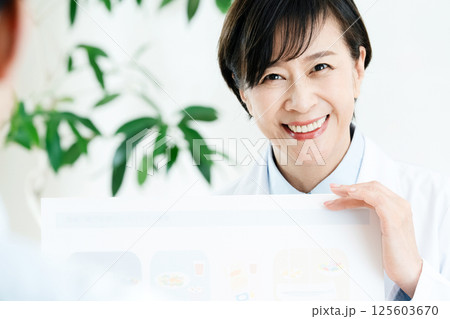 食事指導をする管理栄養士 食事指導をする管理栄養士 125603670