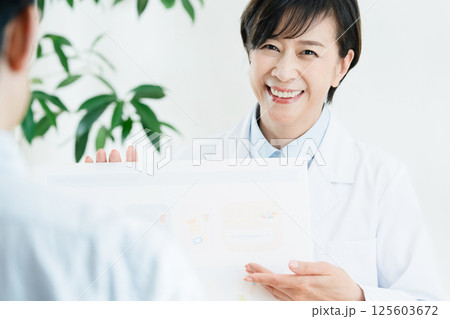 食事指導をする管理栄養士 125603672