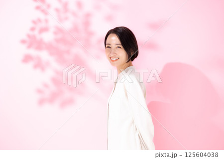 女性　ポートレート 125604038