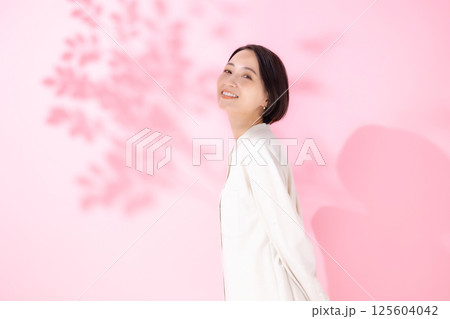 女性　ポートレート 125604042