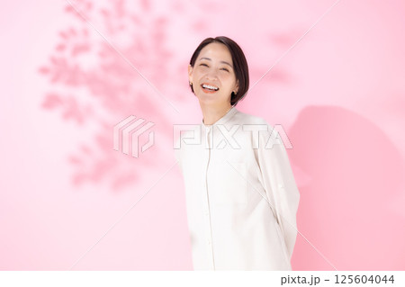 女性　ポートレート 125604044