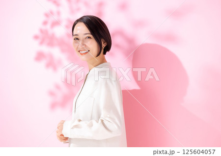 女性　ポートレート 125604057