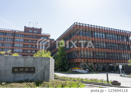 晴れの青空と金沢市役所イメージ｜市議会イメージ｜石川県金沢市 125604118