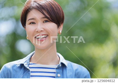 笑顔のミドル女性 笑顔のミドル女性 125604812