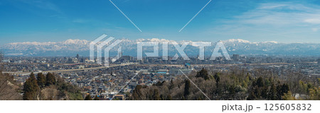 富山市街地と立山連峰のパノラマ風景 125605832