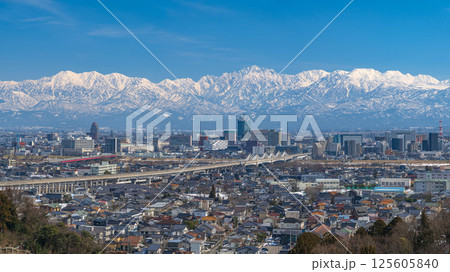 富山市街地と立山連峰の風景 125605840