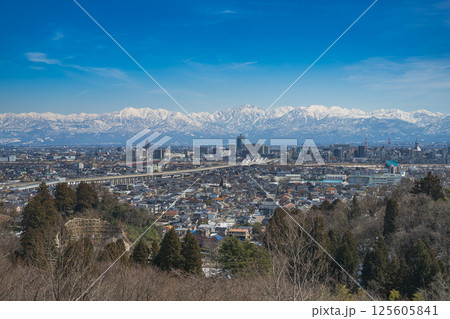 富山市街地と立山連峰の風景 富山市街地と立山連峰の風景 125605841