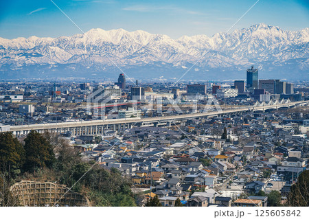 富山市街地と立山連峰の風景 125605842
