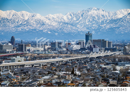 富山市街地と立山連峰の風景 125605843