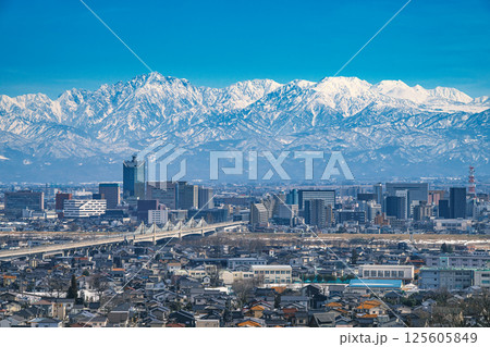 富山市街地と立山連峰の風景 125605849