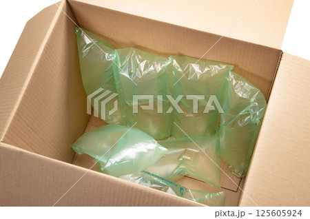 荷物梱包用のエアー クッション 125605924