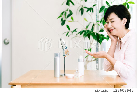 肌の手入れをする女性 肌の手入れをする女性 125605946