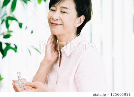 肌の手入れをする女性 125605951