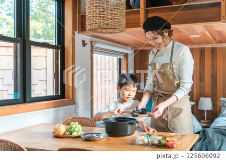 バンガロー・コテージ泊で食事の支度を親子で楽しむファミリー（家族旅行・グランピング） 125606092