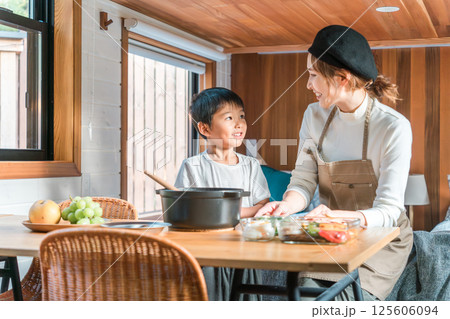 バンガロー・コテージ泊で食事の支度を親子で楽しむファミリー（家族旅行・グランピング） 125606094