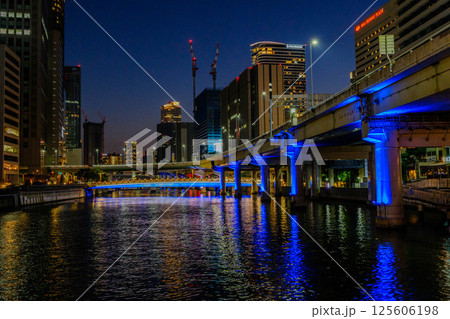 ライトアップで輝く大阪中之島の夜景 ライトアップで輝く大阪中之島の夜景 125606198