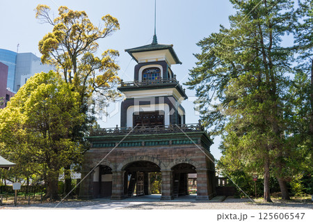 晴れの青空と市街地に佇む尾山神社｜観光イメージ｜石川県金沢市 125606547
