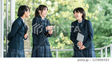笑顔で校舎を歩く中学生・高校生・女子高生（登校・下校・通学） 125606581