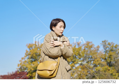 外で凍えるミドルエイジの女性 外で凍えるミドルエイジの女性 125606732