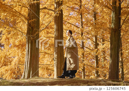 紅葉の中を散歩する女性 ミドルエイジ 紅葉の中を散歩する女性 ミドルエイジ 125606745