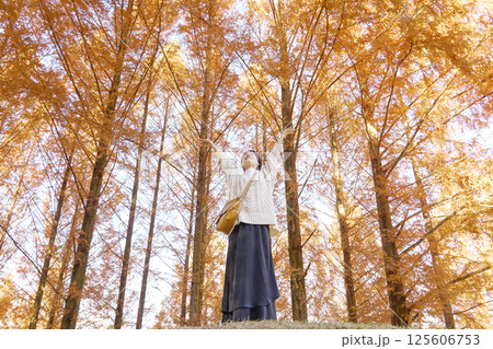 紅葉の中で深呼吸する女性 ミドルエイジ 紅葉の中で深呼吸する女性 ミドルエイジ 125606753