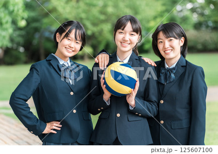 バレーボールを持っている笑顔の女子中学生・女子高生 125607100