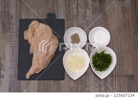 鶏ハムを作る工程 鶏胸肉を叩いて伸ばして巻いて茹でる 125607134