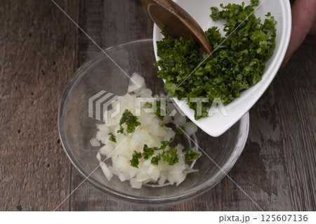 鶏ハムを作る工程 鶏胸肉を叩いて伸ばして巻いて茹でる 125607136