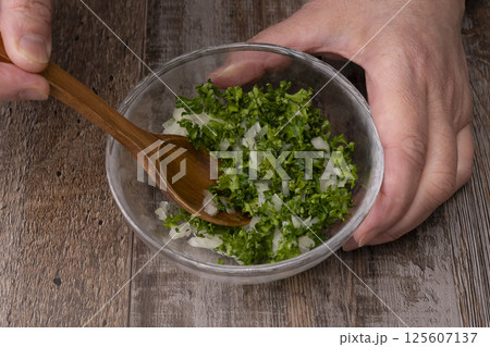 鶏ハムを作る工程 鶏胸肉を叩いて伸ばして巻いて茹でる 125607137