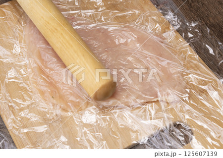 鶏ハムを作る工程 鶏胸肉を叩いて伸ばして巻いて茹でる 125607139
