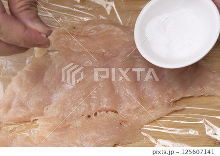 鶏ハムを作る工程 鶏胸肉を叩いて伸ばして巻いて茹でる 鶏ハムを作る工程 鶏胸肉を叩いて伸ばして巻いて茹でる 125607141