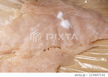 鶏ハムを作る工程 鶏胸肉を叩いて伸ばして巻いて茹でる 125607142