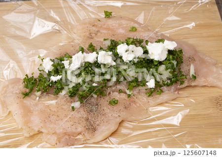 鶏ハムを作る工程 鶏胸肉を叩いて伸ばして巻いて茹でる 鶏ハムを作る工程 鶏胸肉を叩いて伸ばして巻いて茹でる 125607148