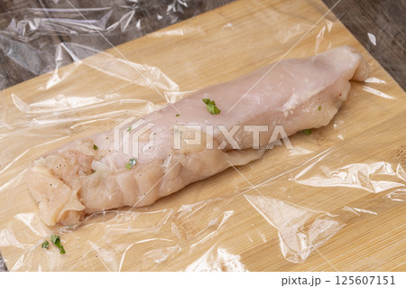 鶏ハムを作る工程 鶏胸肉を叩いて伸ばして巻いて茹でる 鶏ハムを作る工程 鶏胸肉を叩いて伸ばして巻いて茹でる 125607151