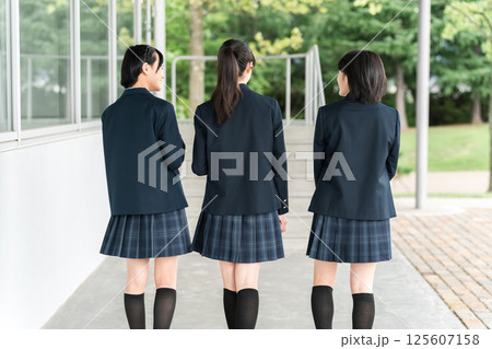登校・下校・通学する小学生・中学生・高校生（後ろ姿・顔なし） 125607158