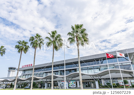 山口県宇部市　晴天の山口宇部空港 125607229
