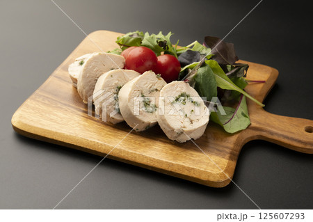 パセリと玉ねぎを巻いた鶏ハム 黒背景 パセリと玉ねぎを巻いた鶏ハム 黒背景 125607293