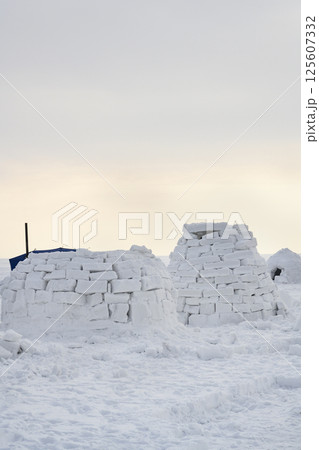 Igloo, a national shelter from the cold of the northern peoples, made of snow bricks 125607332