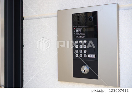 マンションの玄関にあるインターフォン マンションの玄関にあるインターフォン 125607411