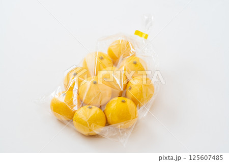 白背景に爽やかな湘南ゴールド 125607485