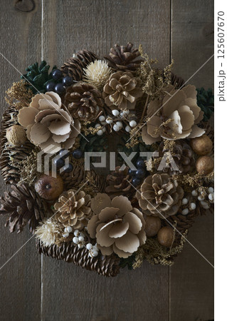 木目の壁に掛けられたクリスマスリース 125607670