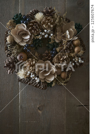 木目の壁に掛けられたクリスマスリース 木目の壁に掛けられたクリスマスリース 125607674
