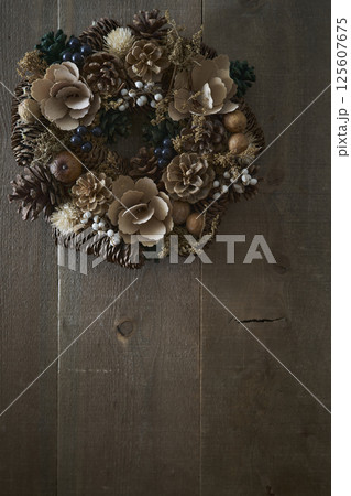 木目の壁に掛けられたクリスマスリース 木目の壁に掛けられたクリスマスリース 125607675