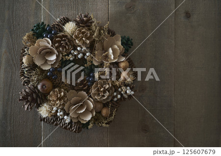 木目の壁に掛けられたクリスマスリース 125607679