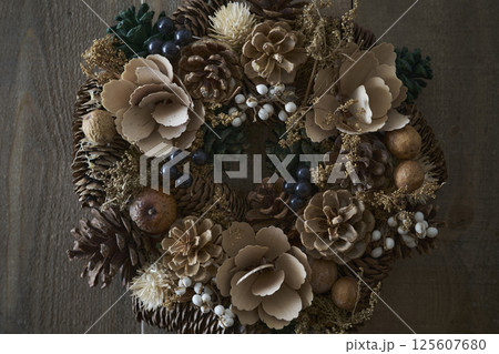 木目の壁に掛けられたクリスマスリース 125607680